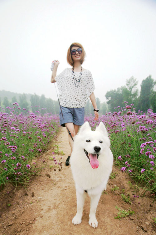 尚雯婕携爱犬为新碟拍照 百变白领扮摩登秀清新