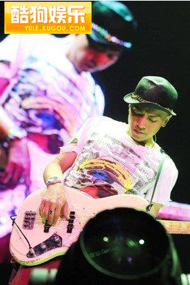 beyond金曲广州演唱会 黄家驹红色吉他再现
