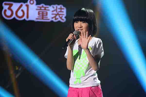 小魔女王睿卓 本周日7月7日,金鹰卡通卫视《中国新声代》“班级荣誉战”赛程过半,进入白热化阶段,在前两期的节目中,胡海泉、陈明班级各获得一面荣誉红旗,而陈羽凡、杨宗纬却至今榜上无名。本周,四位音乐老师纷纷使出杀手锏,各班纷纷派出实力唱将迎战:台湾张龙、苗妹杨肸子、花腔李炳楠、小魔女王睿卓、核武器张钰琪、深情款姜琪航、小帅仔蹇佳成、高音唱将颜丙沂……豪华阵容顶级配置集体出战,班级荣誉首掀争夺巅峰。 海泉班:最美苗女+袖珍核武器=“双保险&rd